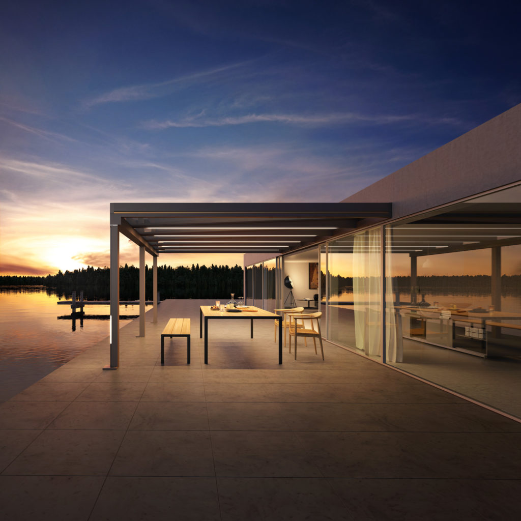 Terrasse mit Überdachung am See während eins Sonnenunterganges.