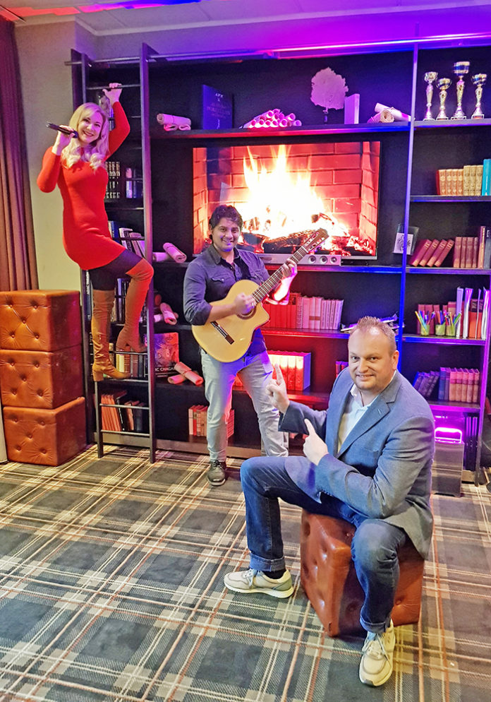 Sie gehen während des Lockdowns mit Live-Musik und Angeboten im Holiday Inn Lübeck online (v. l.): das Künstler-Duo Nicole und Alex Bravo mit Hoteldirektor Christian Schmidt. © Holiday Inn Lübeck