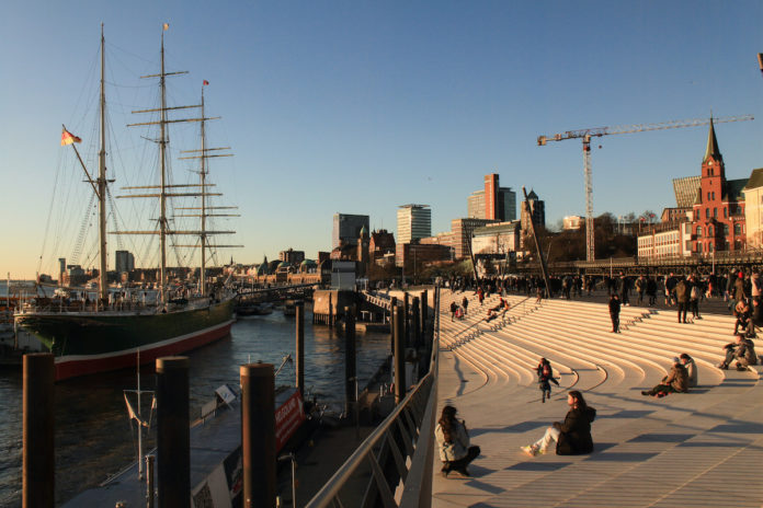 Hamburg; Elbpromenade an der Überseebrücke