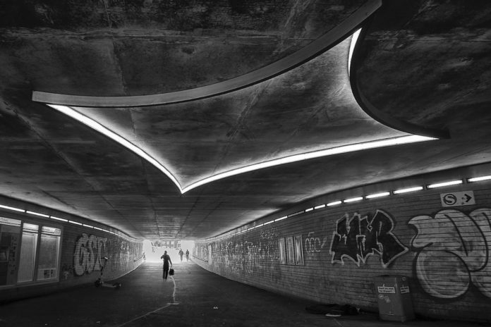 In der neuen Ausstellung in der Bücherhalle Alstertal zeigt der Saseler Fotograf Ulrich Neitzel moderne Unterwelten der Stadt.