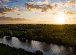 Mit dem Fährmannin den Sonnenuntergang