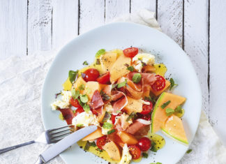 Melonensalat mit Schinken und Tomaten