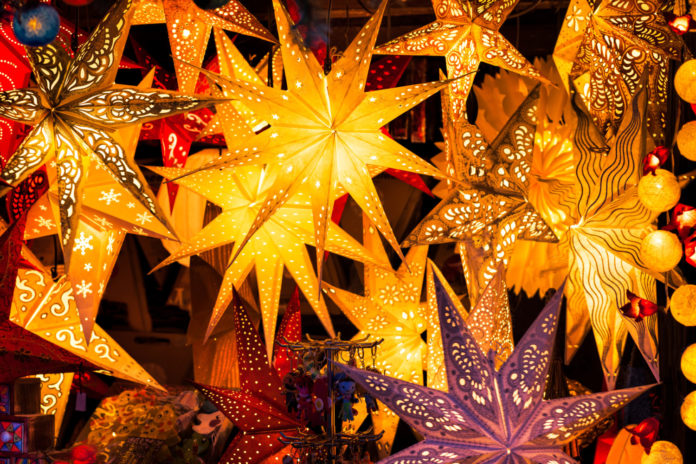 Kunsthandwerk mit Weihnachtssternen auf dem Weihnachtsmarkt