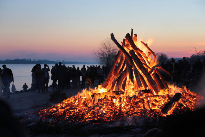 Osterfeuer am Strand von Hamburg-Blankenese im April 2022