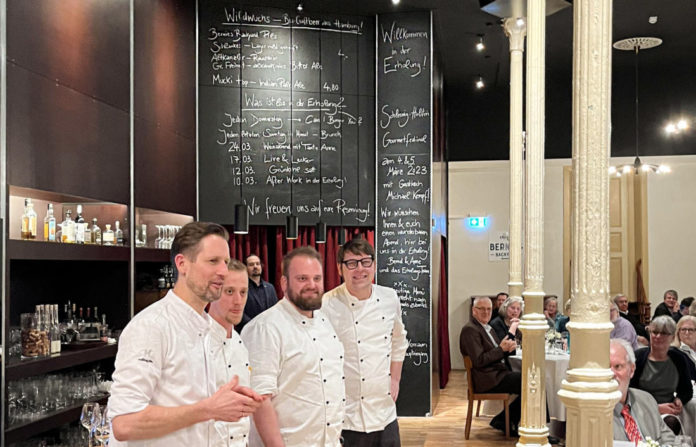 2 Sterne Koch Michael Kempf, Christopher Diekmann,Marcel Blohm und Padron Bernd Ratjen (v. li), Foto: Jörg Stoeckicht