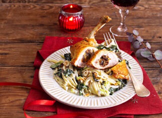 Aromatisch und kreativ gefuellte_perlhuhnbrust_mit_cremigen_mangold-linguine_hoch