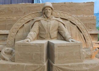 Der Zirkus erwacht zum Leben: Sandkunstwerke in Travemünde