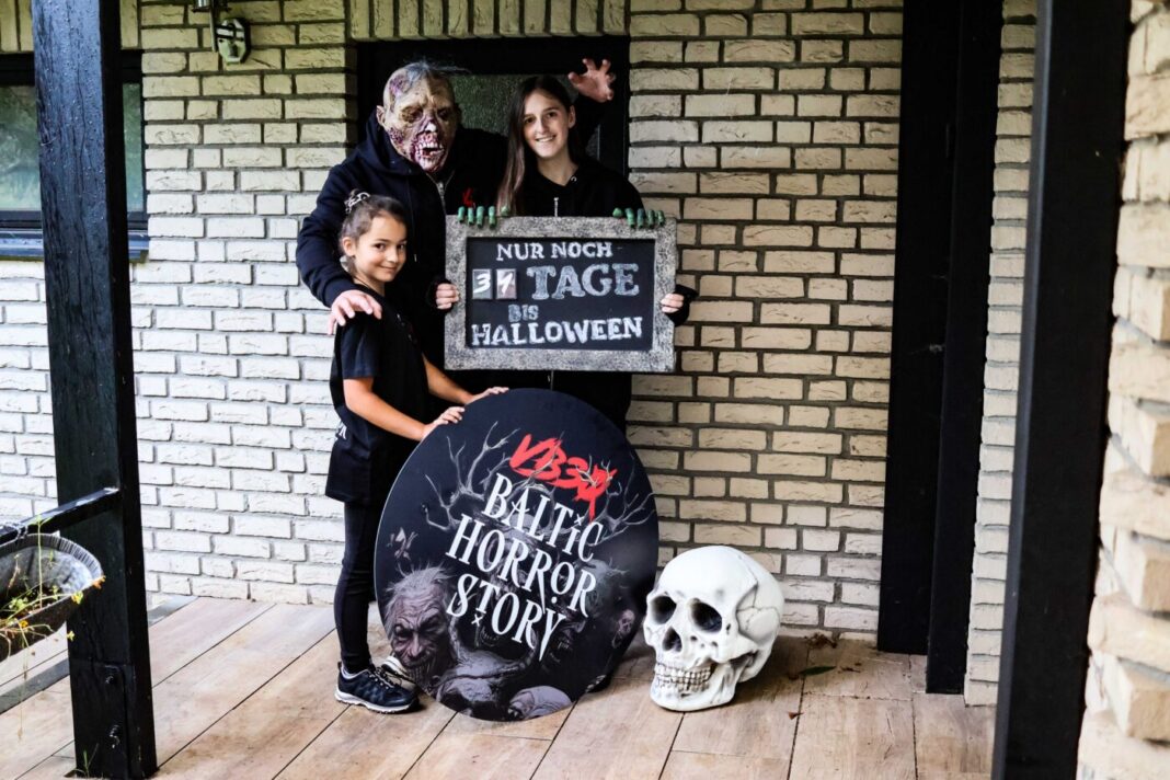 Familie Kläffling vor dem Halloweenhaus in Boostedt