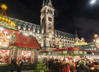 Historischer Weihnachtsmarkt vor dem Hamburger Rathaus