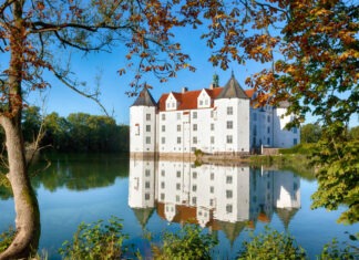 Hoppelhasen im Schlosshof