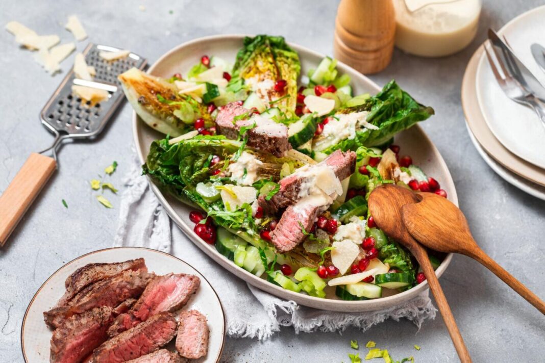 gebratener_romanasalat_mit_steakstreifen Gebratener Salat mit Steak